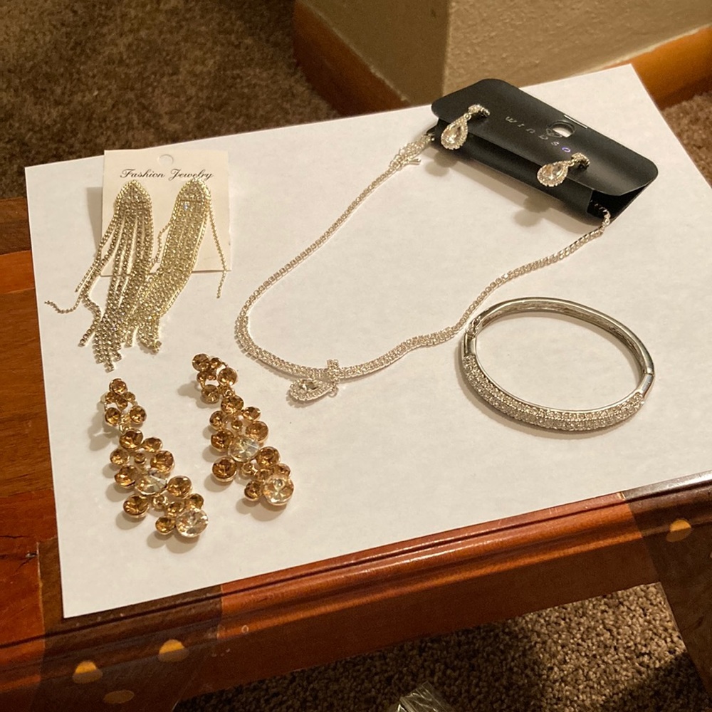 JEWELRY. SPARKLY. Three pair of earrings, two necklaces, one bracelet, plus +EUC
